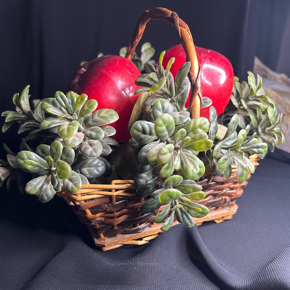 VTG Wicker Basket and Plastic Apple Kitchen/table decoration. Unbranded.